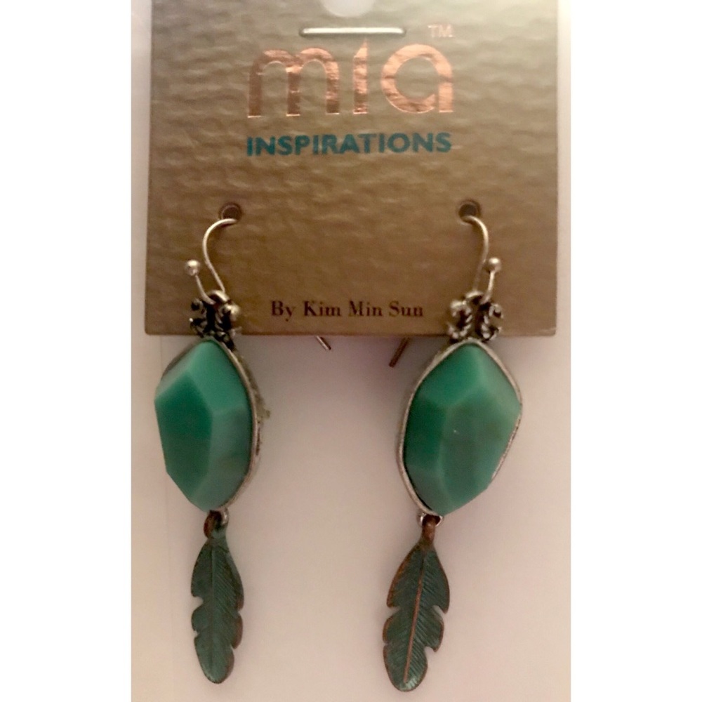 ✨NWT Mia Inspirations Stone & Leaf Earrings✨
